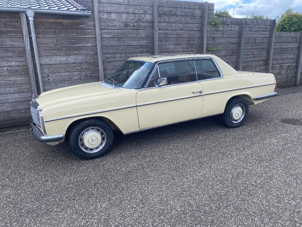 Mercedes Benz 280 CE Coupe van 1975, Auto's, Oldtimers, Particulier, Mercedes-Benz, Coupé, Automaat, Geel, Bruin, Stof