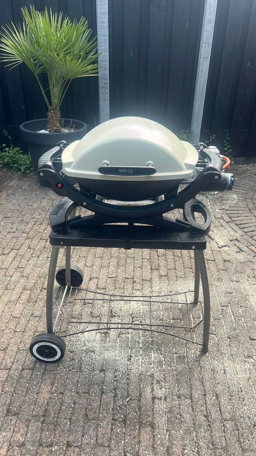Weber gasbarbecue Q 100 tafelmodel +onderstel en plateautjes, Ophalen of Verzenden, Zo goed als nieuw