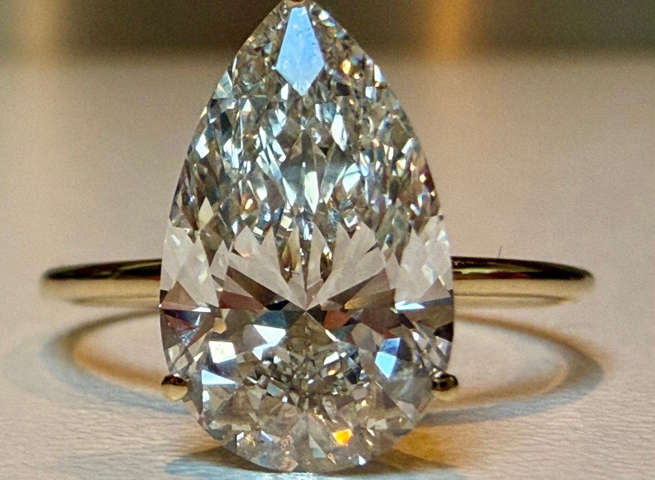 14K Geelgouden Verlovingsring Nieuw - VVS2 F diamant 3.02ct!, Nieuw, Ophalen of Verzenden, 17 tot 18, Met edelsteen