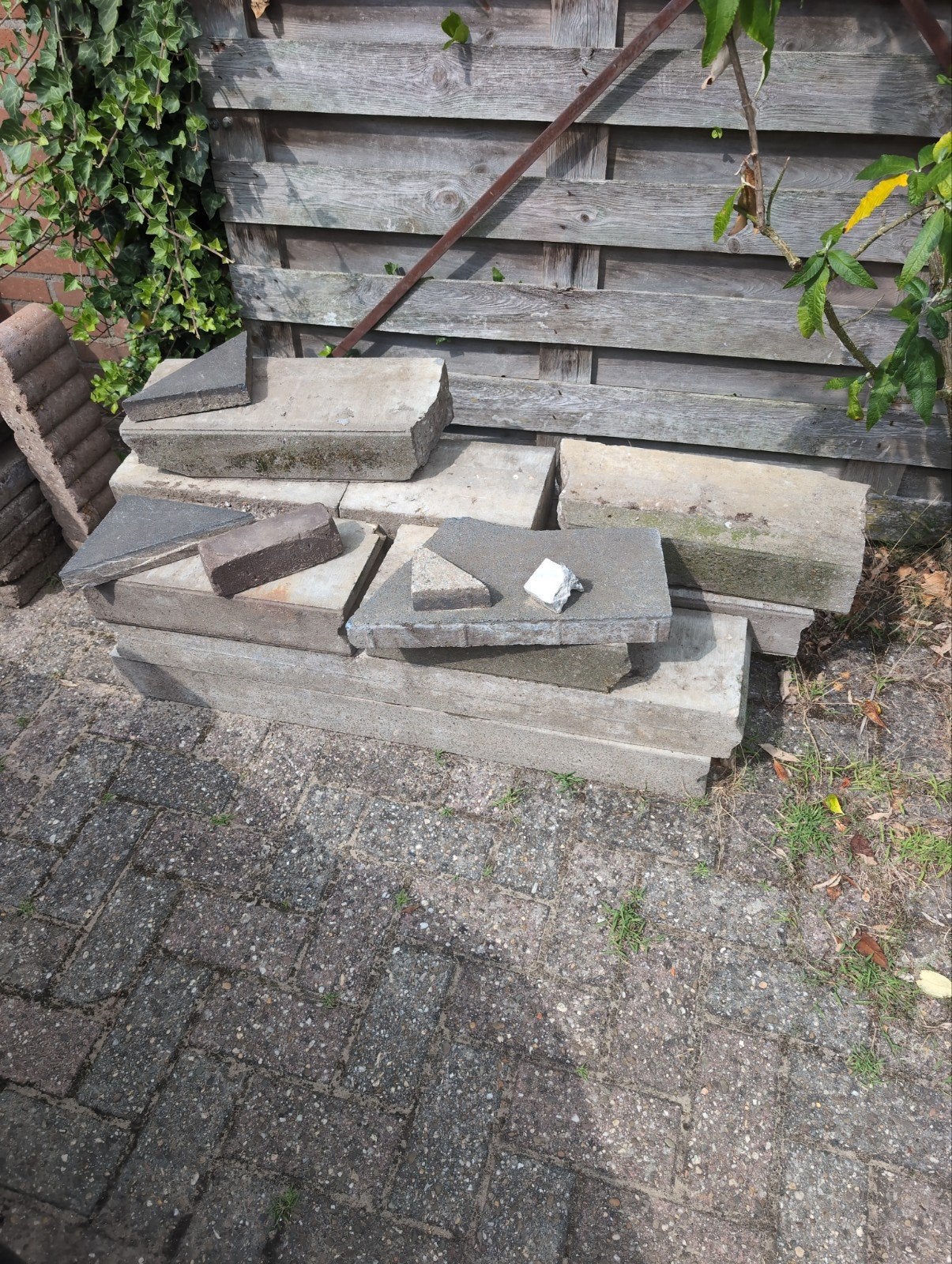Gratis: tuintegels, betontegels, opsluitbanden en klinkers, Ophalen, Gebruikt, Beton, Terrastegels