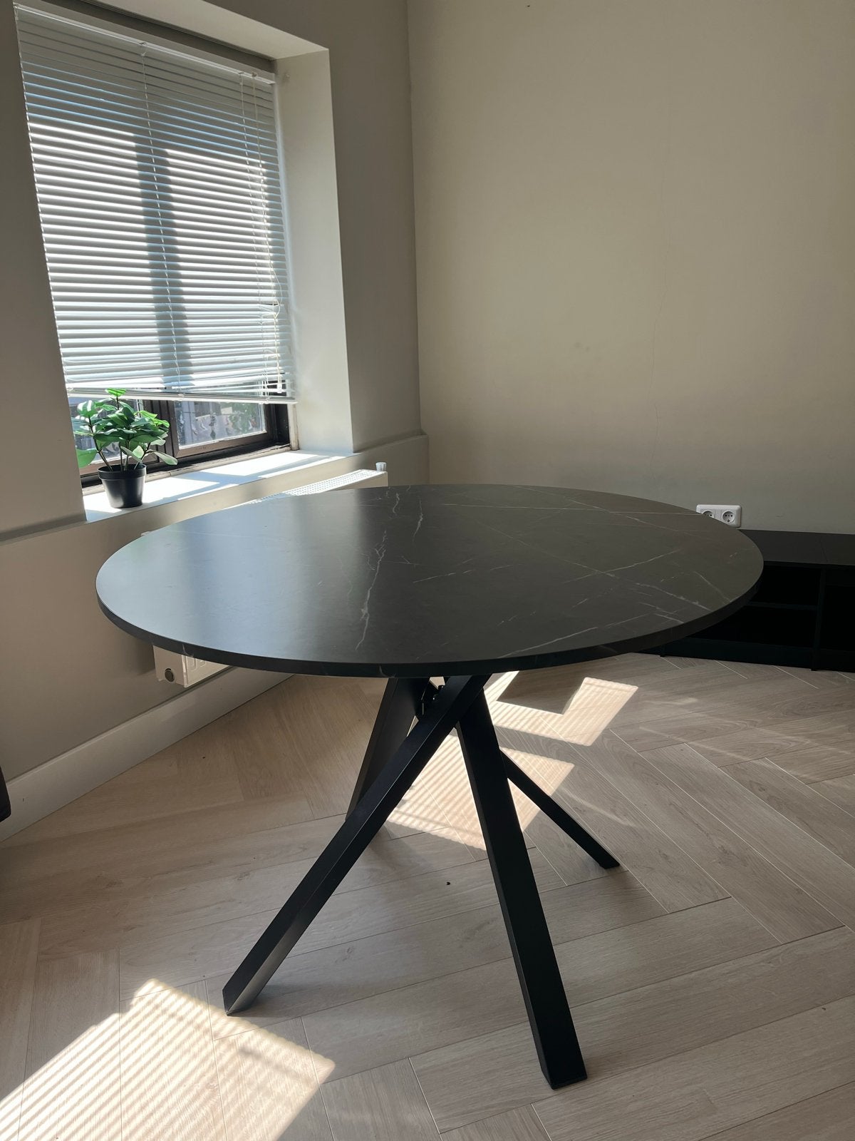 Moderne Ronde Eettafel - Zwart met Marmerlook, Huis en Inrichting, Tafels | Eettafels, Ophalen, 100 tot 150 cm, Rond, Zo goed als nieuw