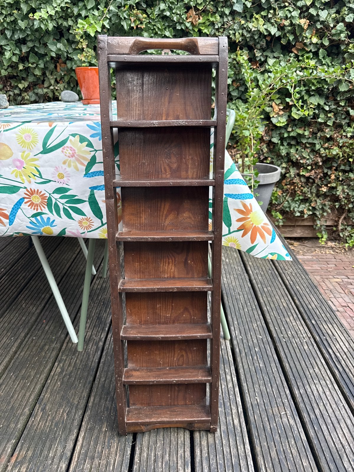Oude houten steenmal met 8 vakken en handvat, Ophalen