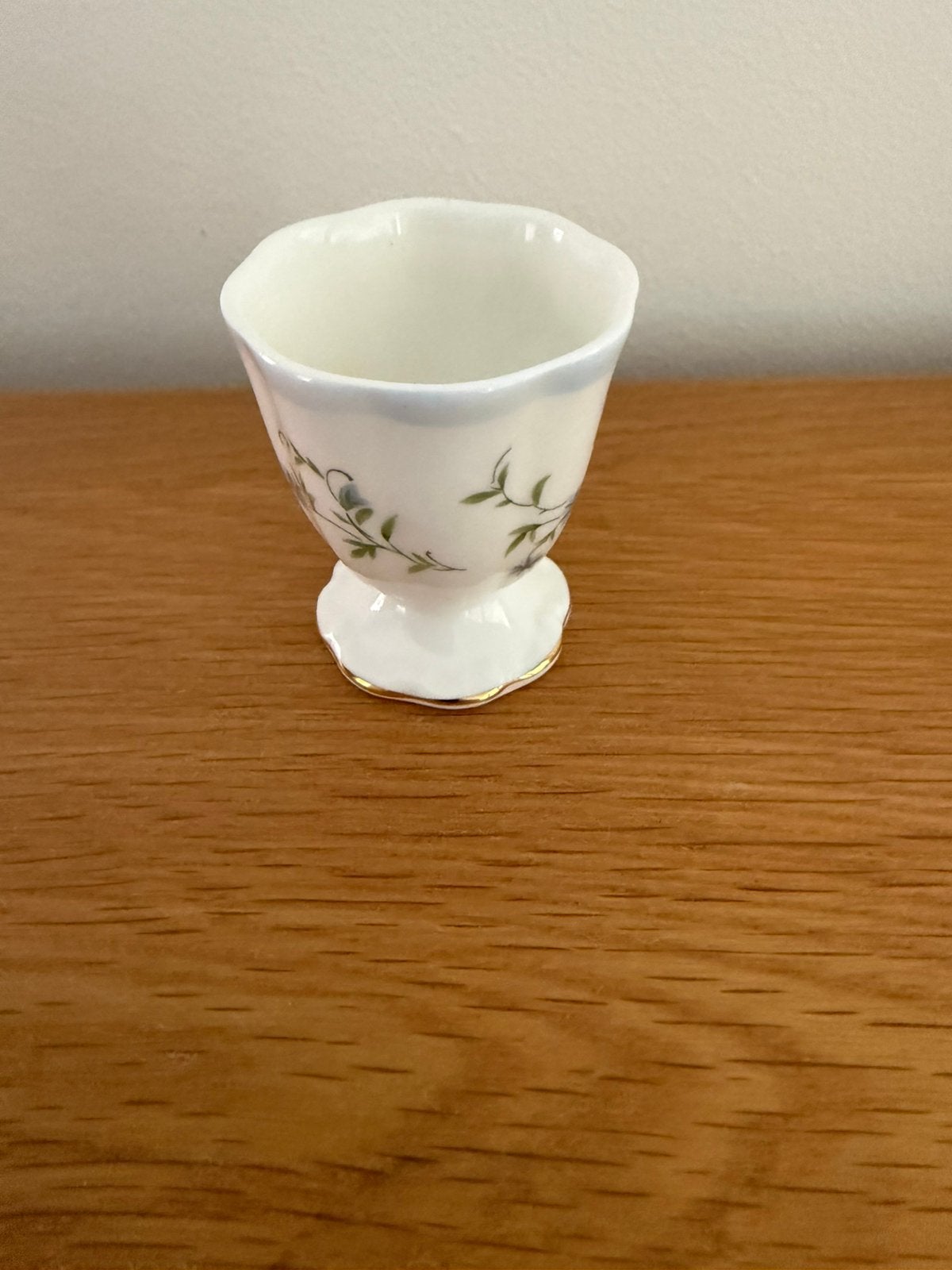 Gezocht: 3x Royal Albert Caroline eierdopjes (servies), Ophalen of Verzenden, Zo goed als nieuw, Porselein, Overige typen