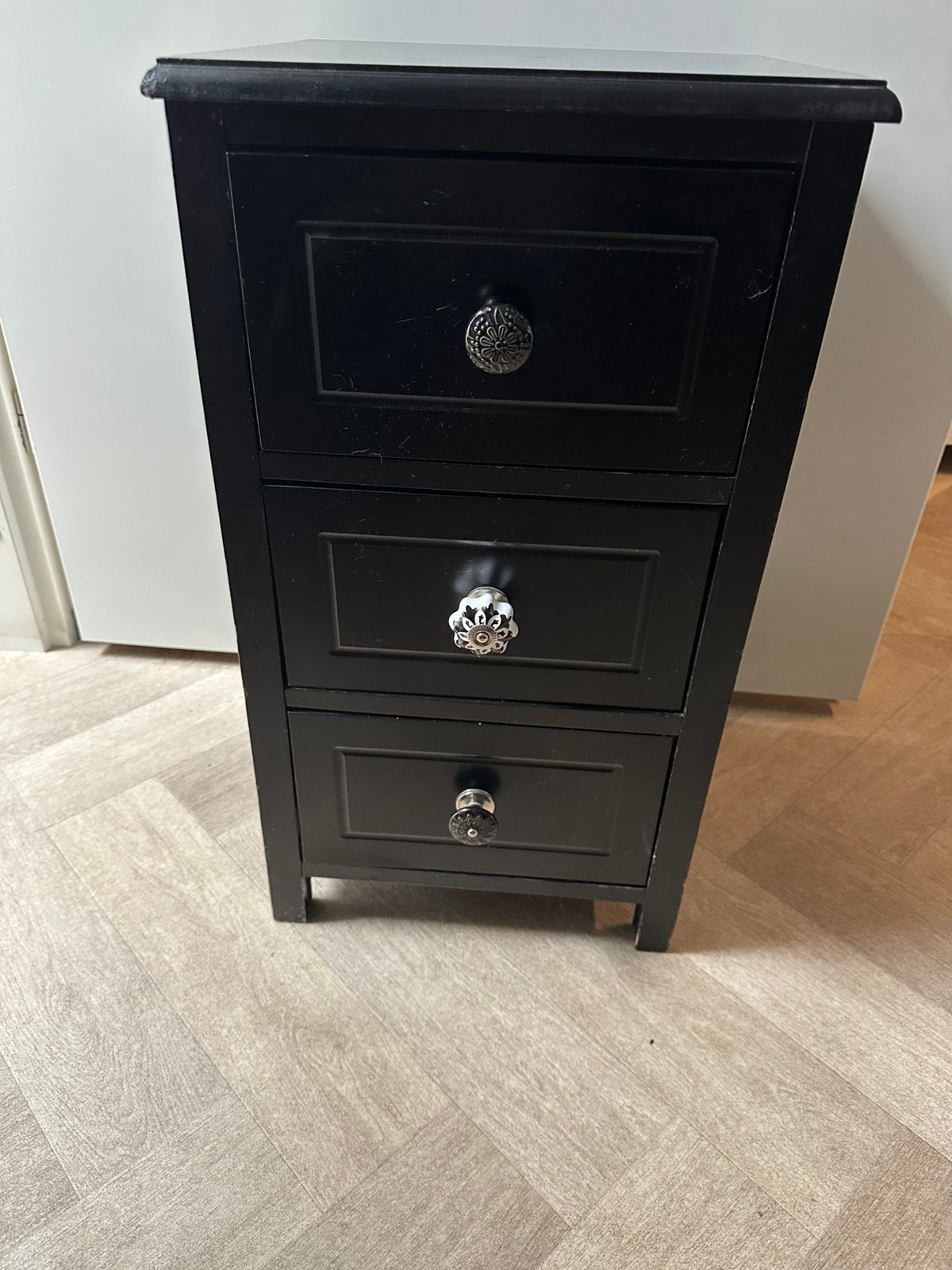 Zwart kastje met stenen knoppen,, Ophalen, Minder dan 50 cm, Gebruikt, Met lade(s)