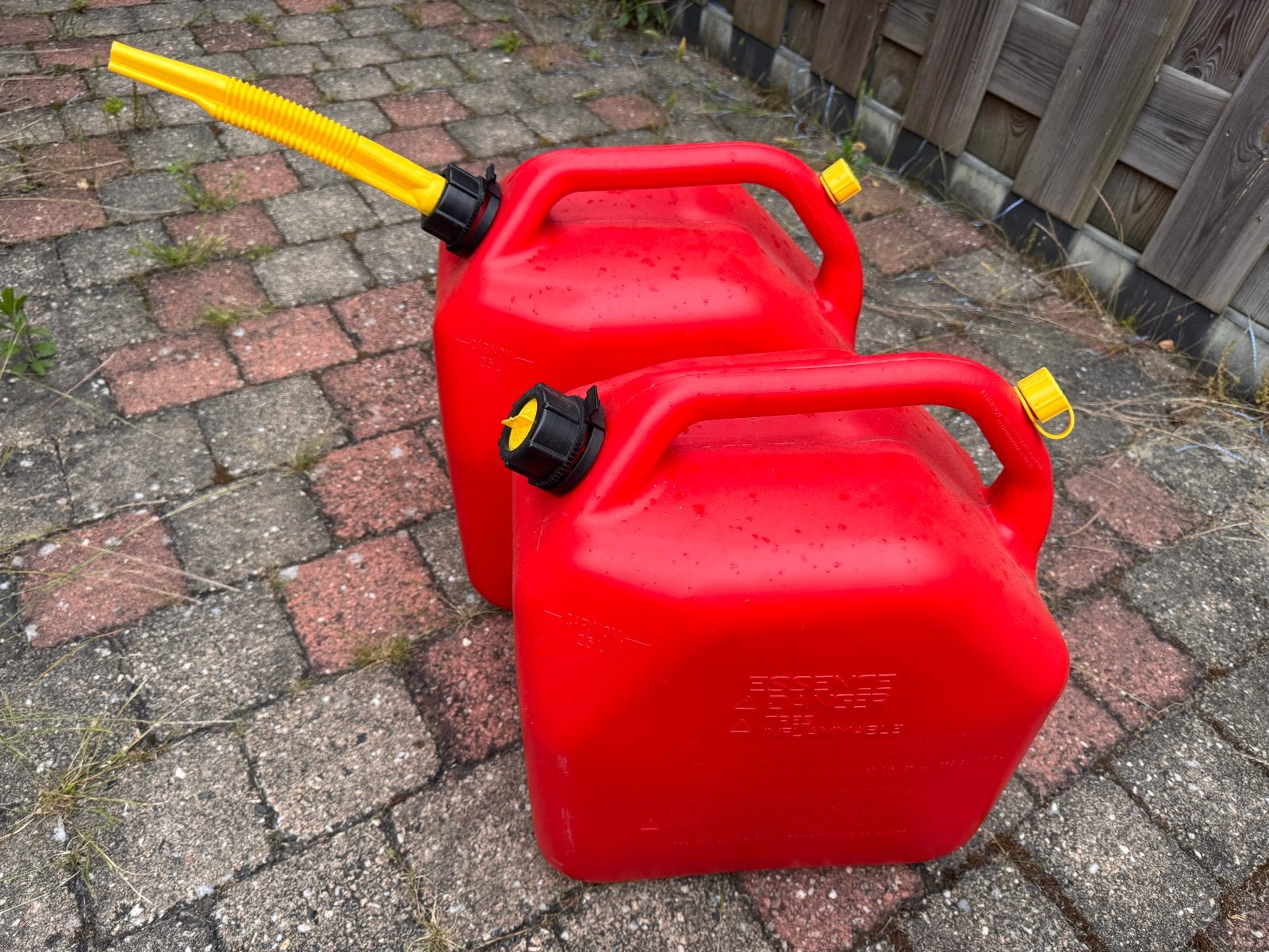 2x Rode Jerrycan 25L - Benzinekan met schenktuit, Ophalen, Gebruikt