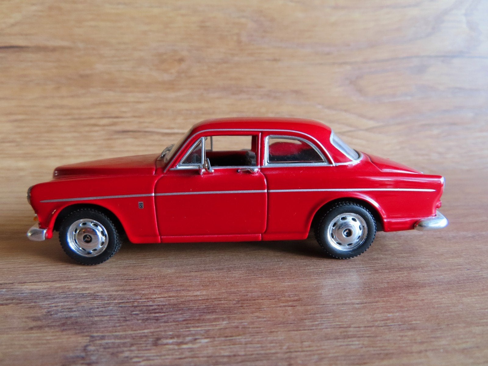Te koop: VOLVO AMAZON ROOD MINICHAMPS 1:43, Ophalen of Verzenden, Zo goed als nieuw, Auto, MiniChamps