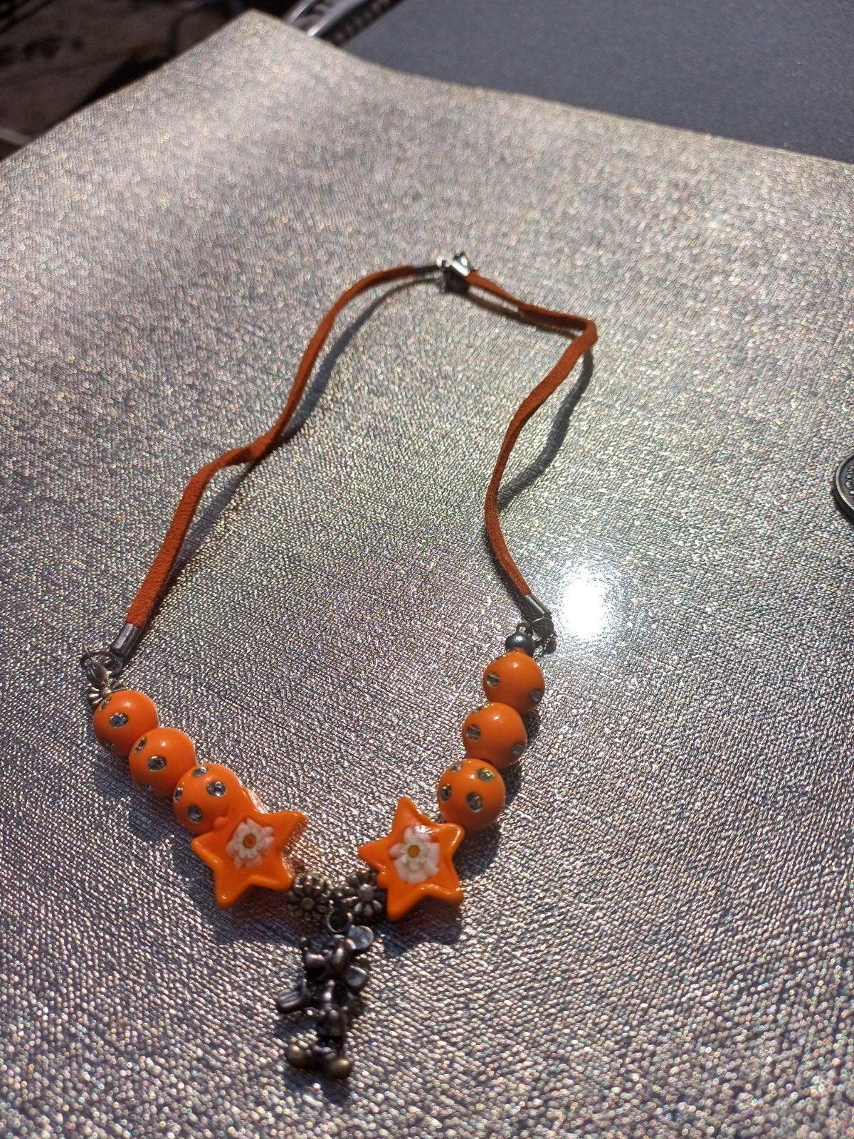 Oranje ketting met Mickey Mouse hanger, Gebruikt, Oranje, Ophalen of Verzenden, Overige materialen