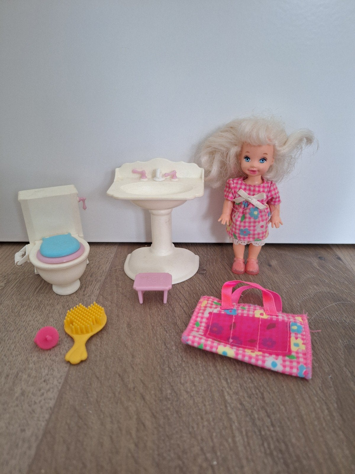 Barbie Kelly popje met badkamer set en accessoires, Ophalen of Verzenden, Gebruikt, Barbie