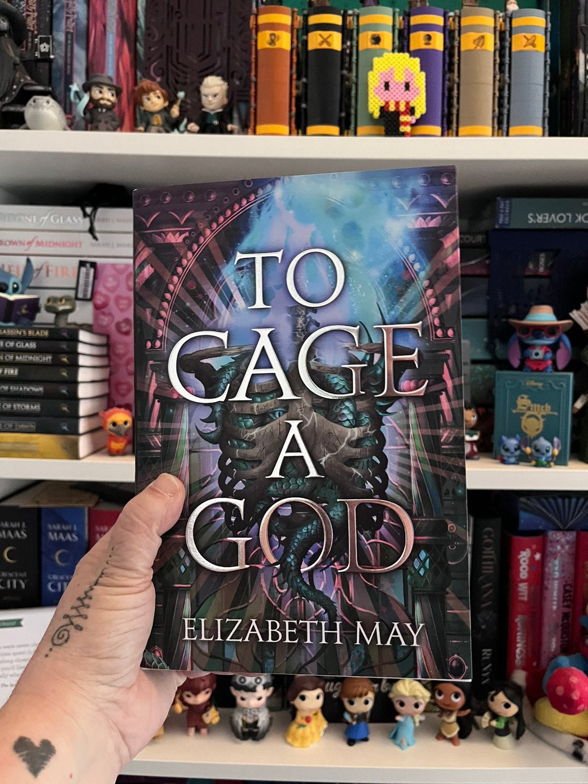 To cage a god elizabeth may, Ophalen of Verzenden, Zo goed als nieuw