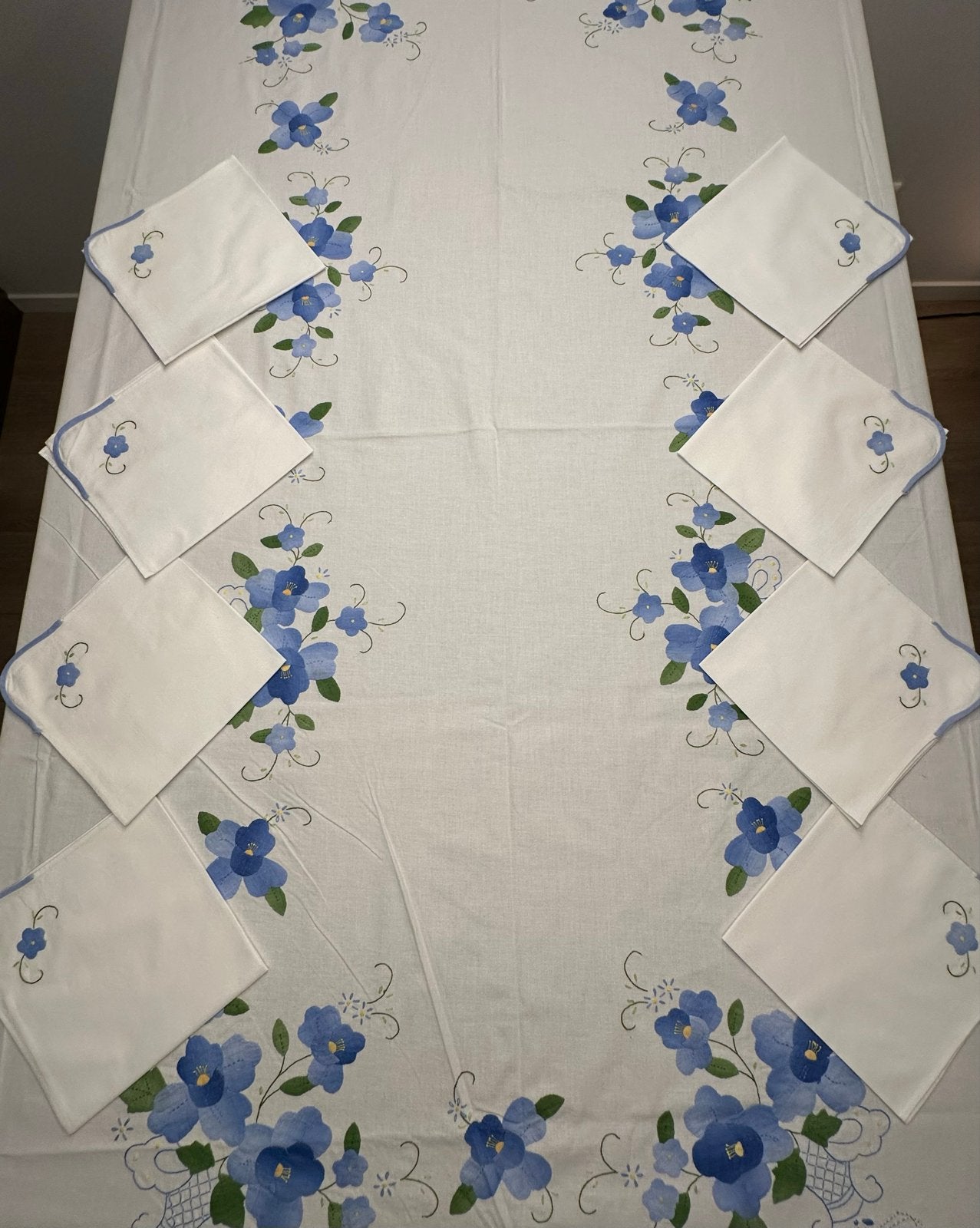 Tafelkleed met servetten, blauwe bloemen, handgemaakt, Ophalen of Verzenden, Zo goed als nieuw, Katoen, Wit