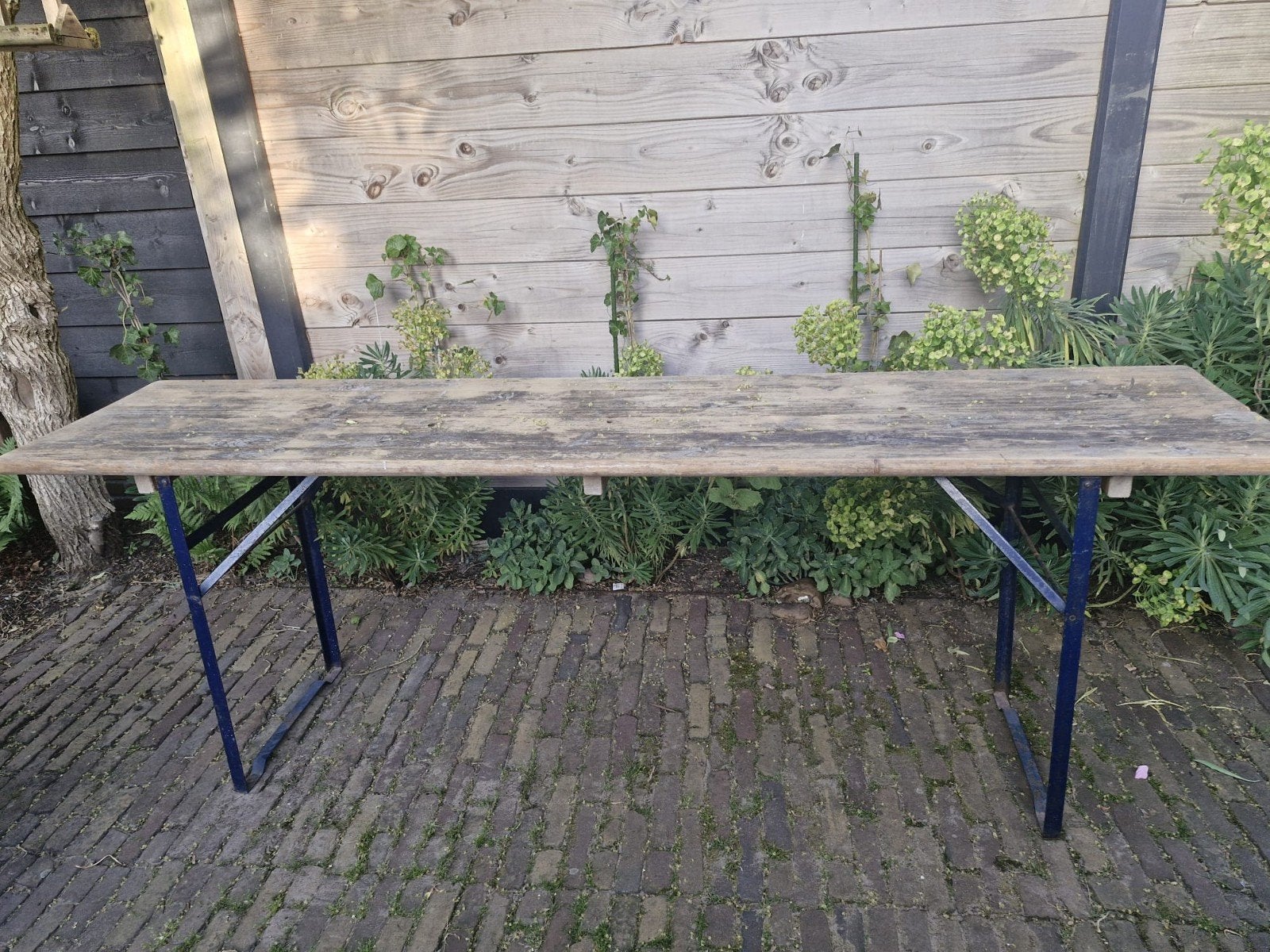 Robuuste houten bier-wijntafel met metalen onderstel, Gebruikt, 200 cm of meer, 50 tot 100 cm, Vier personen