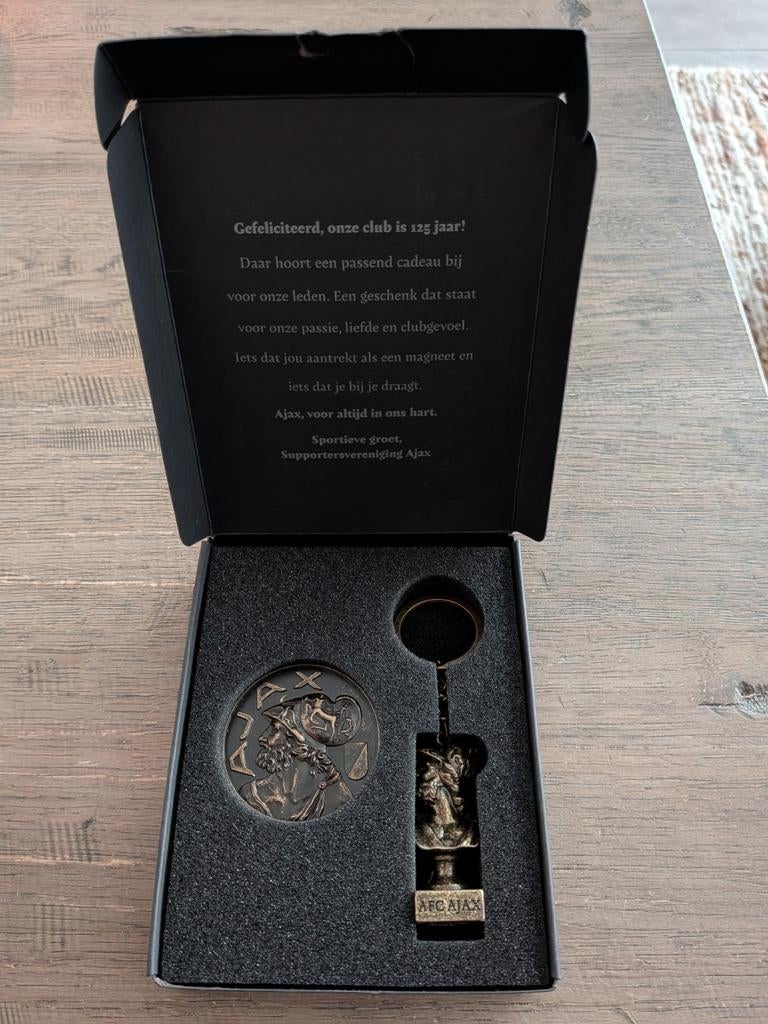 Ajax 125 jaar cadeau sleutelhanger en magneet, Ophalen of Verzenden, Nieuw