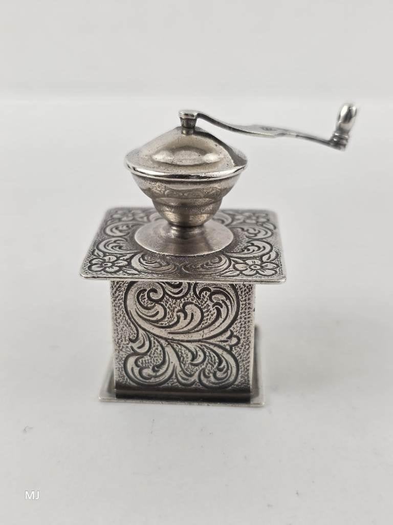 Zilveren miniatuur Koffiemolen                          Z198, Ophalen of Verzenden, Zilver