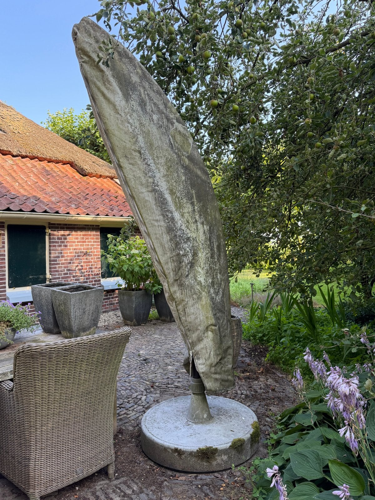 Parasolvoet met defecte parasol (crème doek), Ophalen, Gebruikt, Stokparasol