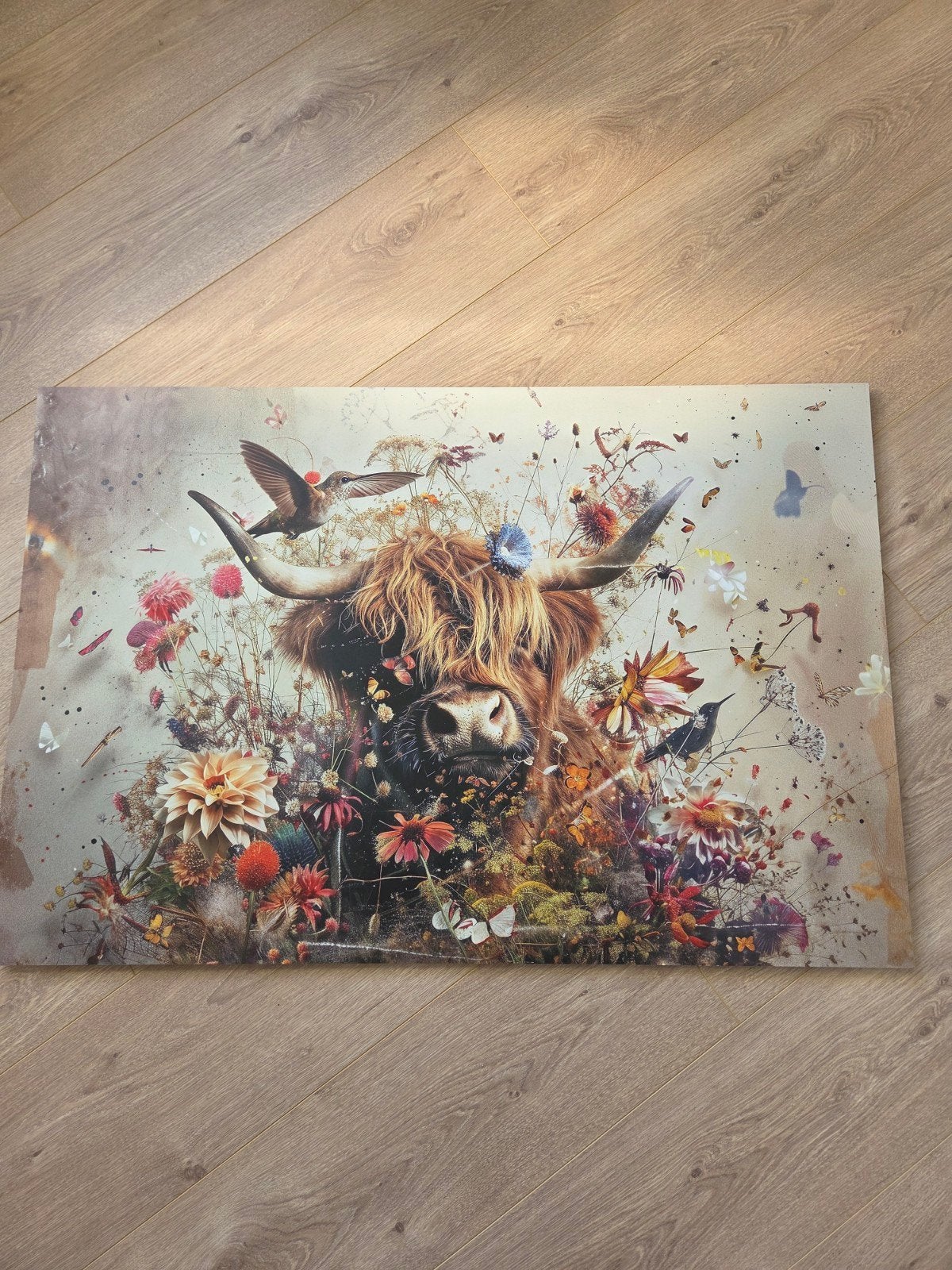 Schilderij Schotse Hooglander met bloemen en vogels, Huis en Inrichting, Ophalen of Verzenden, Zo goed als nieuw, Schilderij, 75 tot 100 cm