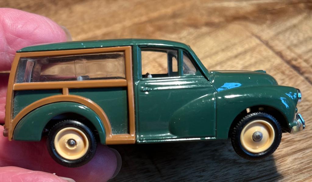 Miniatuur auto Days gone minor 1000 traveller groen, Ophalen of Verzenden, Zo goed als nieuw, Bburago