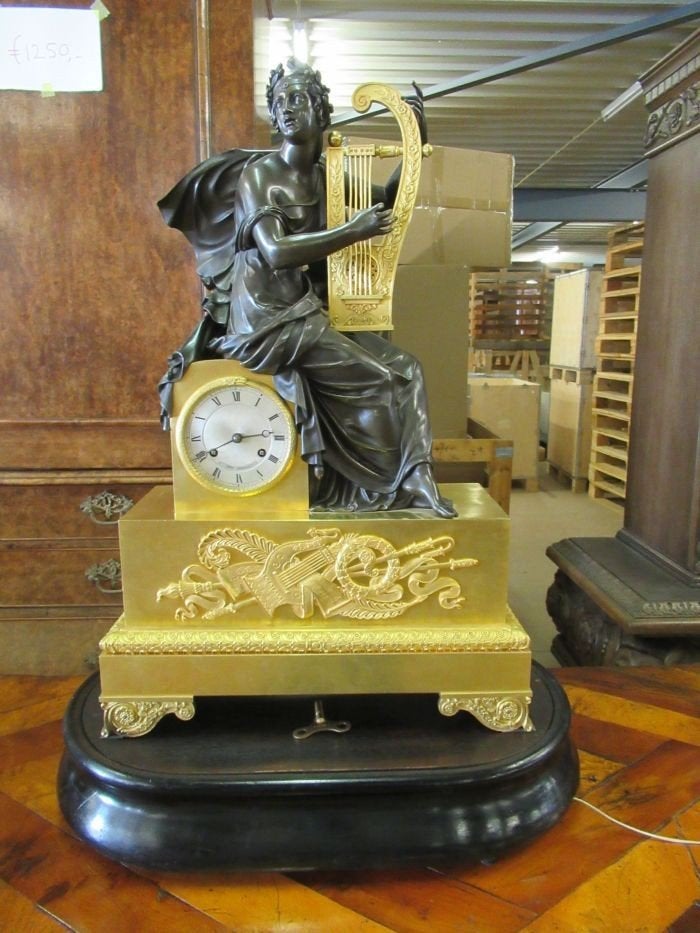 Oer 10081 grote ANTIEKE vergulde en bronzen muziekpendule, Ophalen