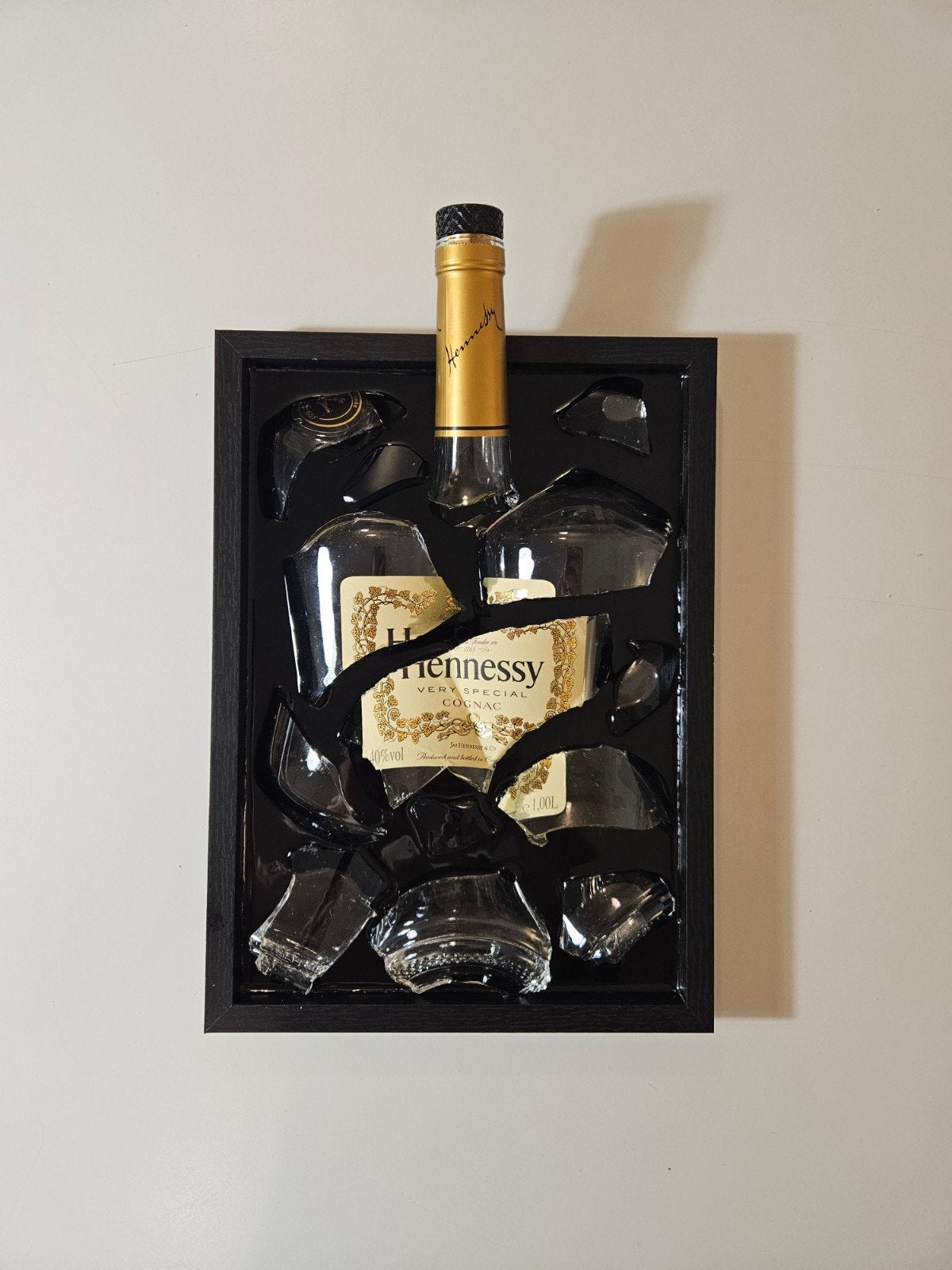 Uniek kunstwerk: Gebroken Whisky fles in lijst, Ophalen of Verzenden