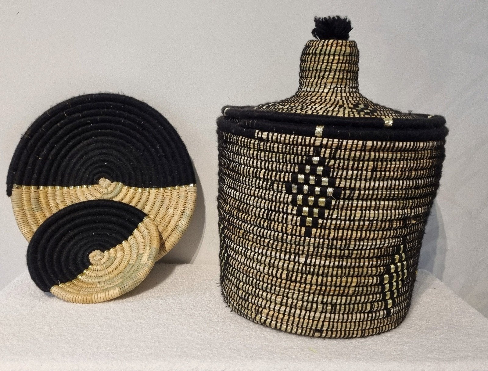 Decoratieve rieten mand met deksel - Zwart/Naturel, Mand, Rond, Ophalen of Verzenden, Zo goed als nieuw