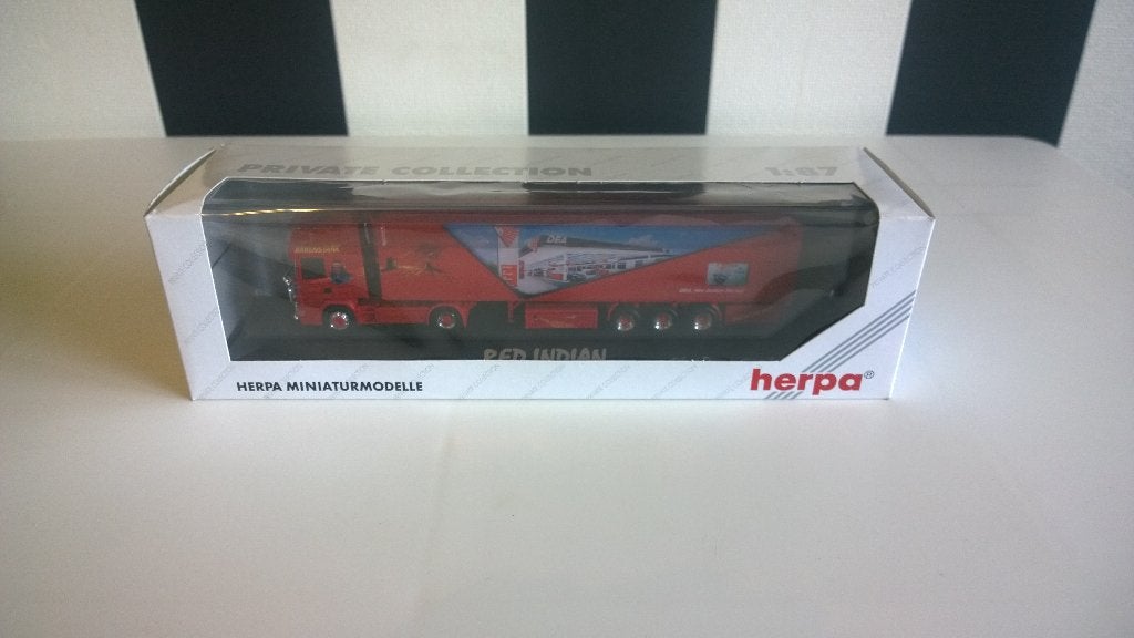Herpa 120050 Red Indian Scania 144 TL Koeler in Vitrine, Ophalen, Zo goed als nieuw, Bus of Vrachtwagen, Herpa