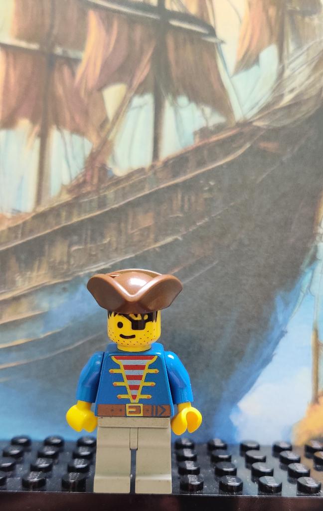 Lego Pirate Blue Jacket,Light Gray Legs,Brown Pirate Triangl, Gebruikt, Lego, Minifiguur, Pirates