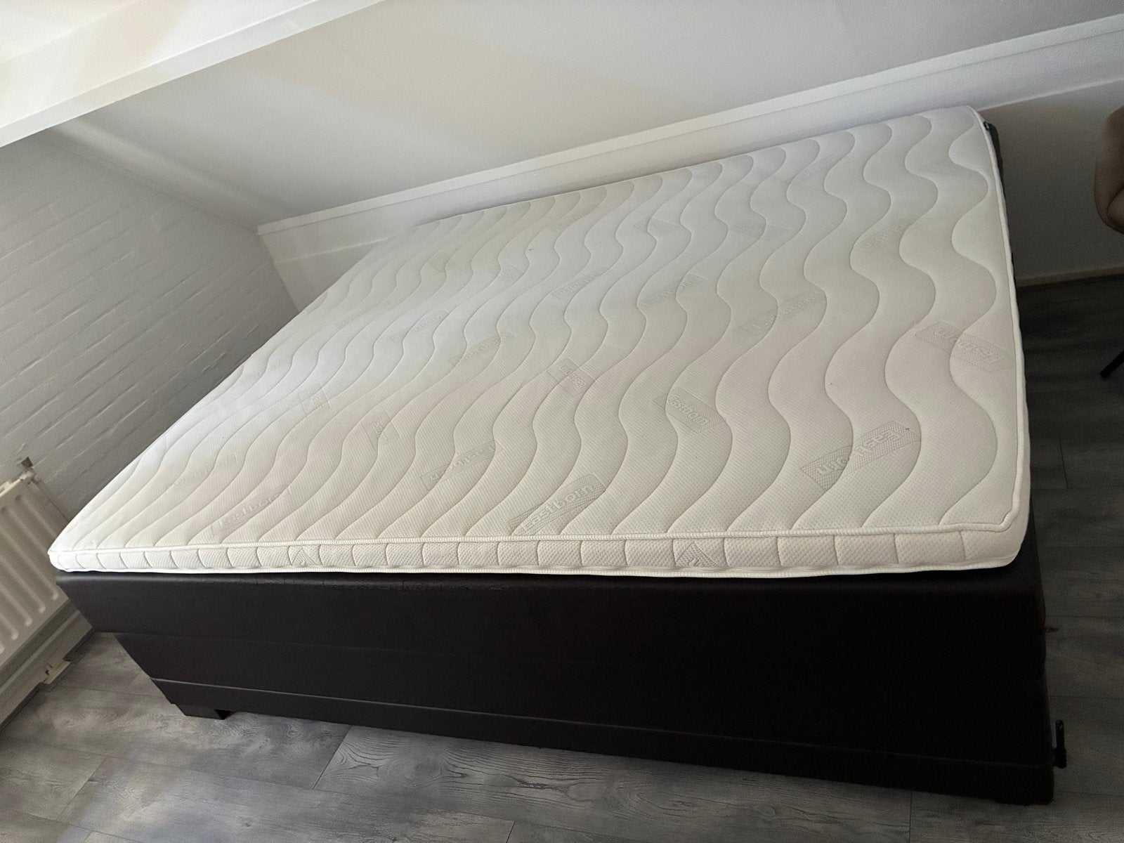 Gratis Tweepersoonsbed met topdekmatras 180x210, Ophalen, Overige materialen, Gebruikt, Bruin