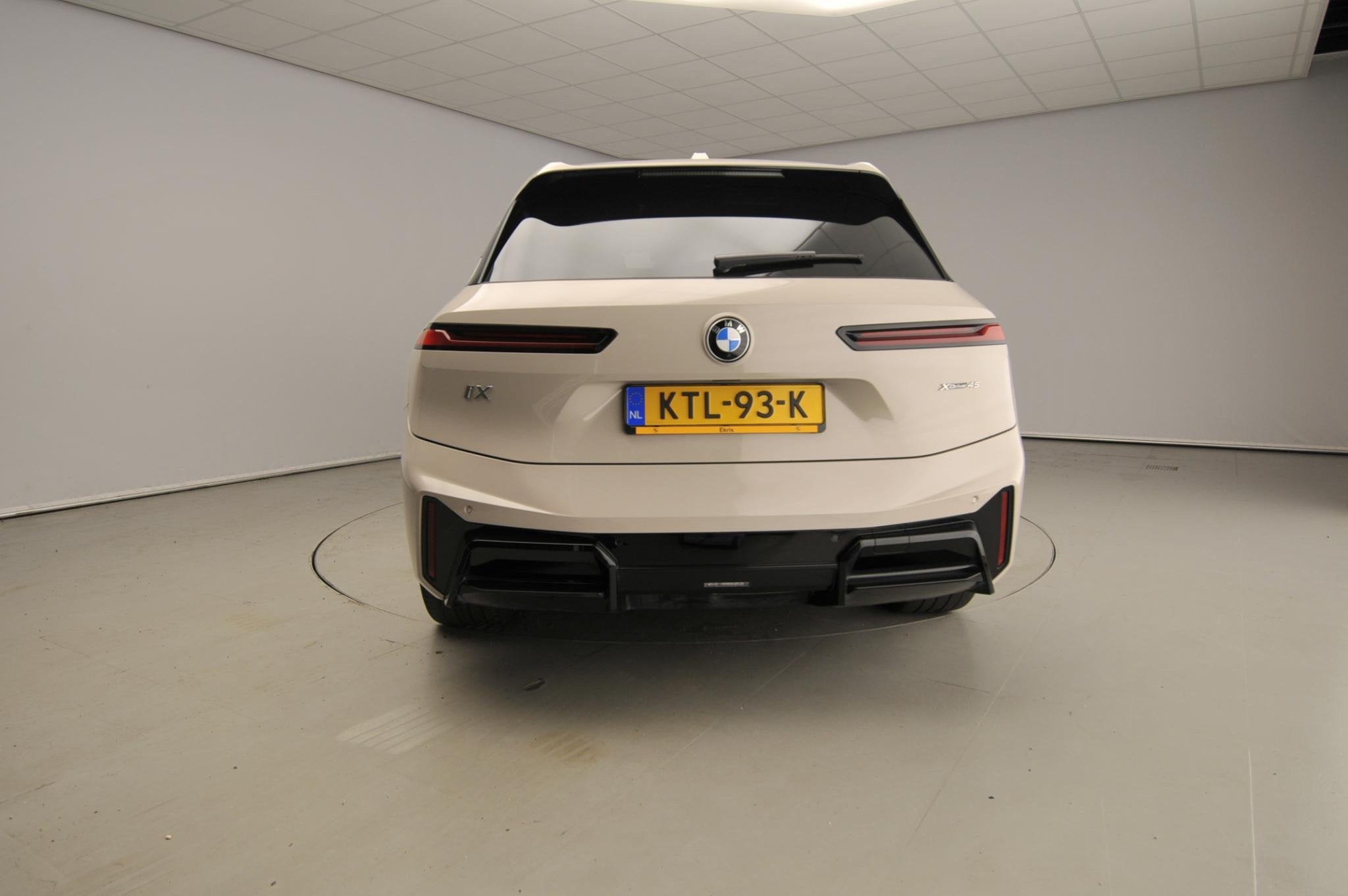 BMW iX xDrive45 | M-Sportpakket | LED | HUD | Active cruise, Automaat, Dealer onderhouden, Stof, Gebruikt