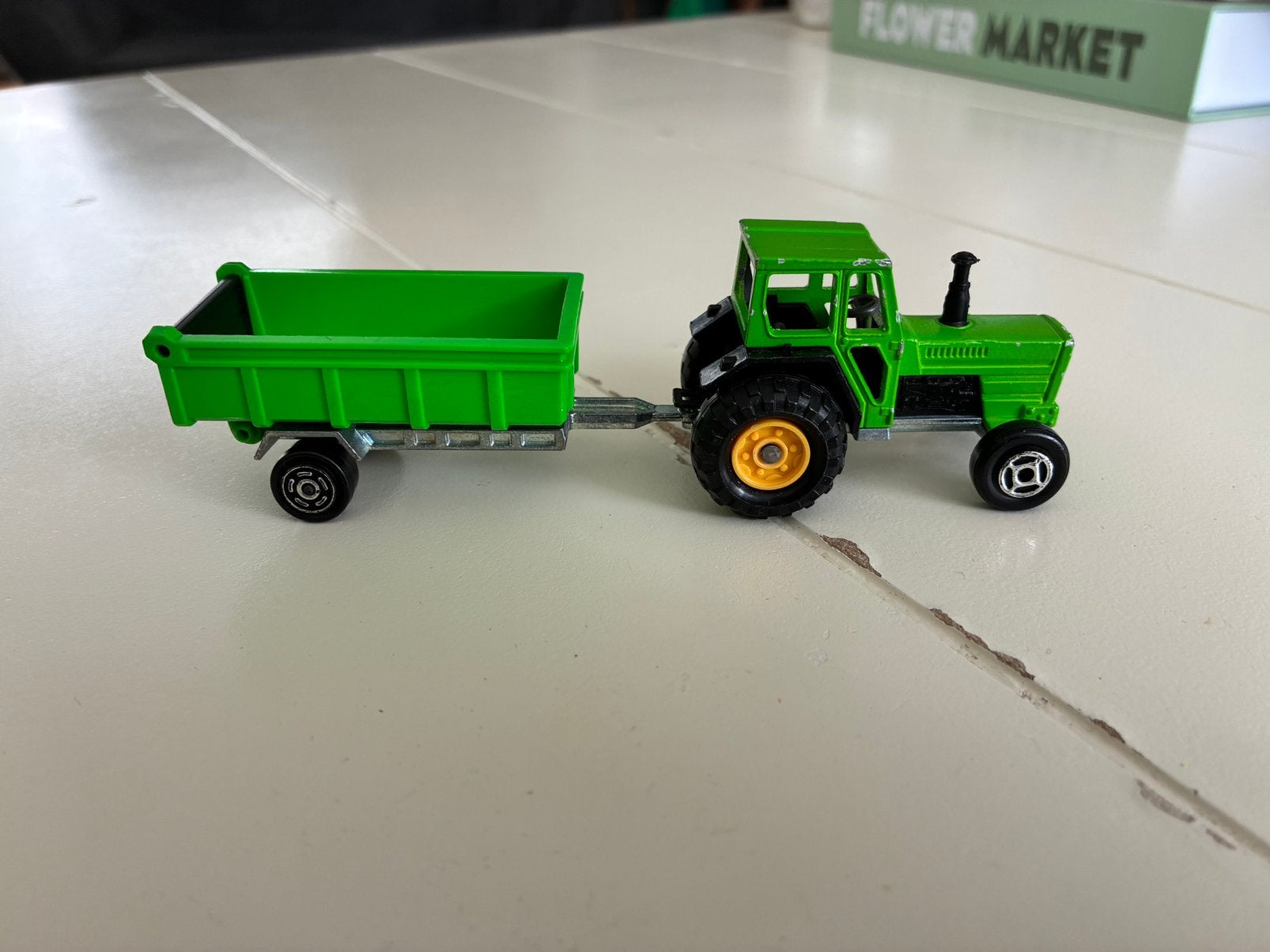 Majorette Tractor met aanhanger Groen (2), Hobby en Vrije tijd, Ophalen of Verzenden, Zo goed als nieuw, Tractor of Landbouw