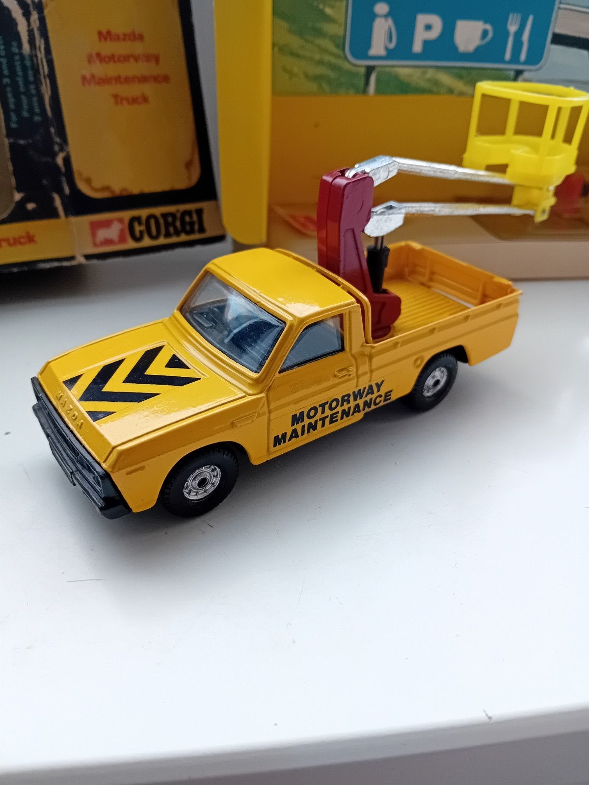Corgi toys Mazda Motorway Maintenance Truck., Hobby en Vrije tijd, Ophalen of Verzenden, Bus of Vrachtwagen, Corgi