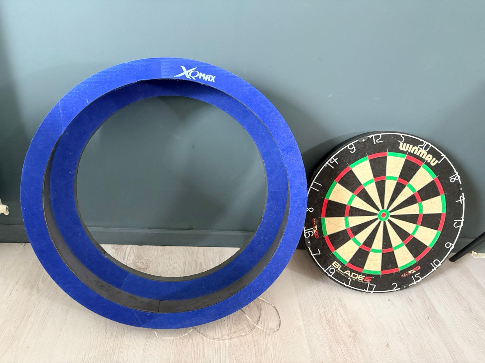 Dartbord  Winmau + rand xqmax blauw verlicht, Sport en Fitness, Darts, Ophalen, Zo goed als nieuw, Dartbord