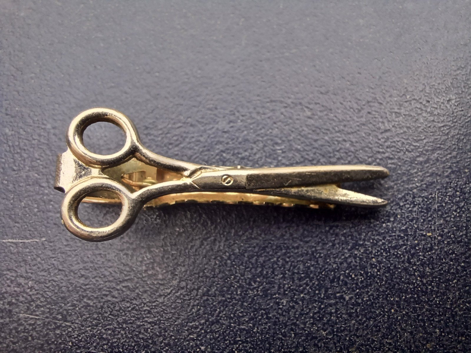 Stropdasspeld?/ klem/ clip met een schaar, Ophalen of Verzenden, Gedragen, Overige kleuren