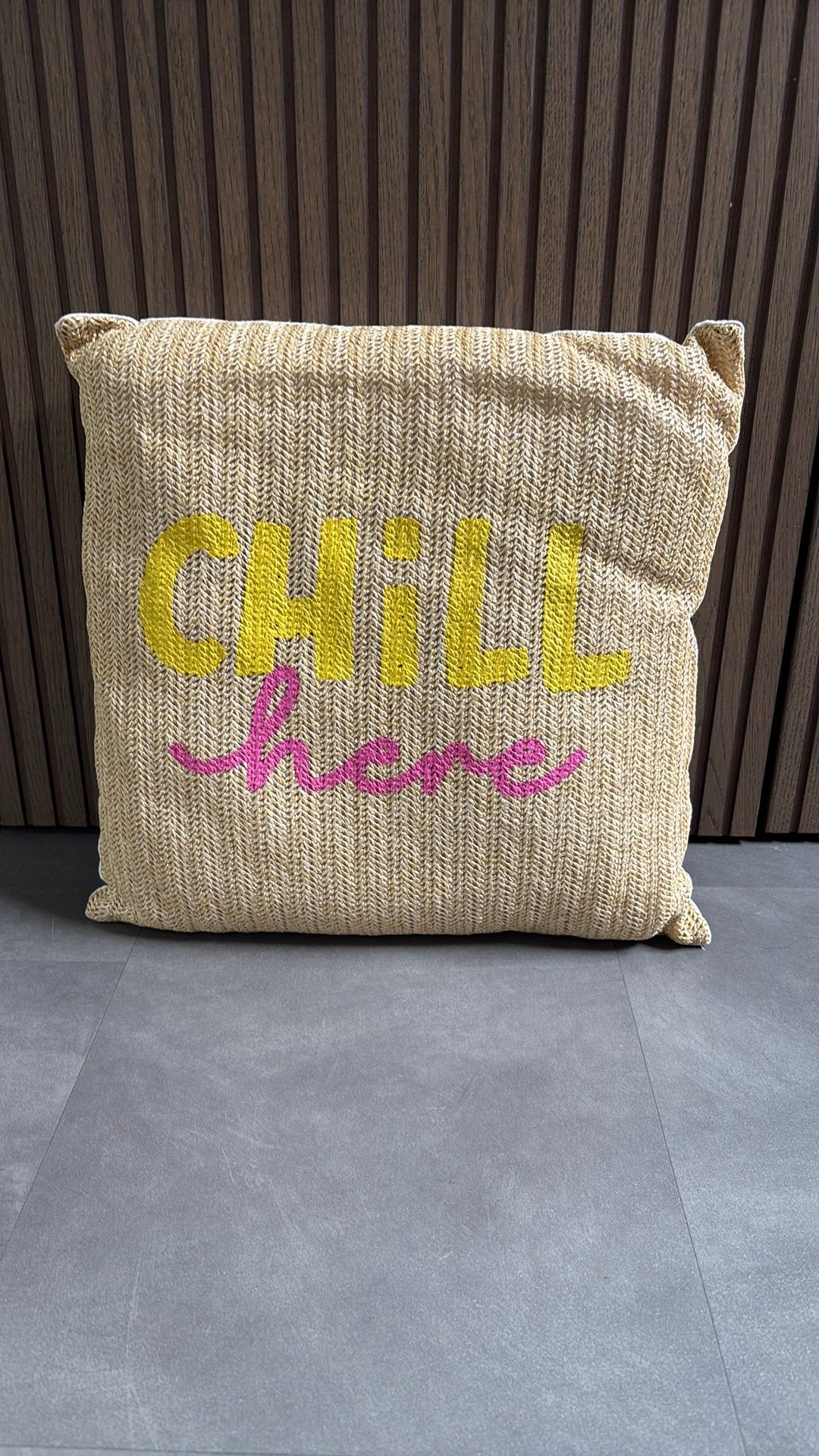 Xenos sierkussen “Chill here” – inclusief binnenkussen, ., Vierkant, Ophalen of Verzenden, Zo goed als nieuw