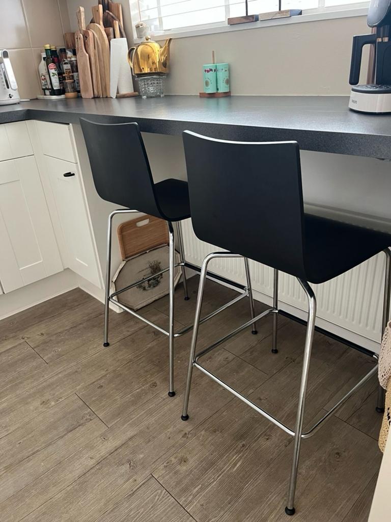 Set van 2 zwarte barkrukken met metalen onderstel, Ophalen, Kunststof, Gebruikt, 60 tot 90 cm
