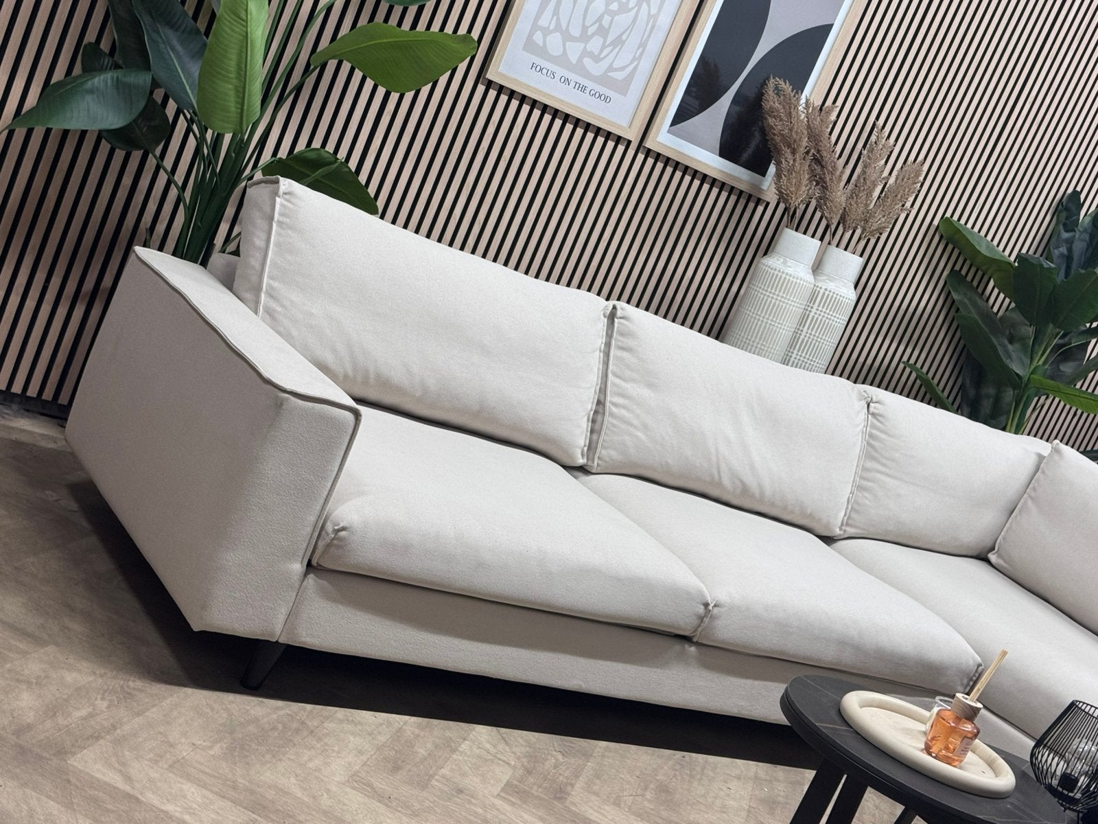 ZGAN Goossens Jonas Hoekbank - Lichtbeige - 308 x 210, Huis en Inrichting, 250 tot 300 cm, -, -, Luxe Goossens jonas hoekbank beige japandi modern