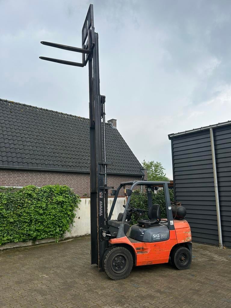 Toyota 3ton gasheftruck en clark 3ton, 3000 tot 4000 kg, Ophalen, LPG, Heftruck