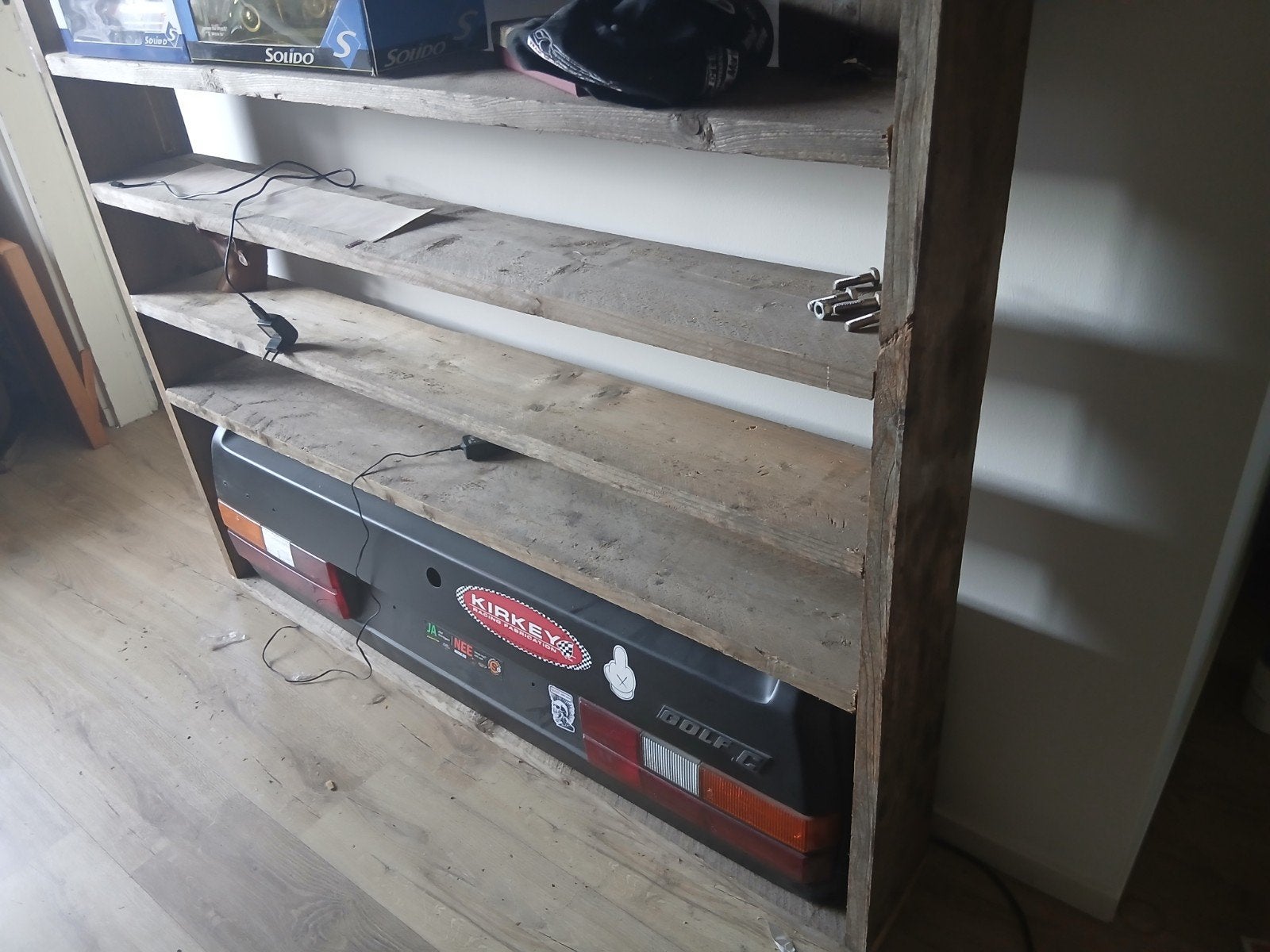 Steigerhouten wandkast, Ophalen