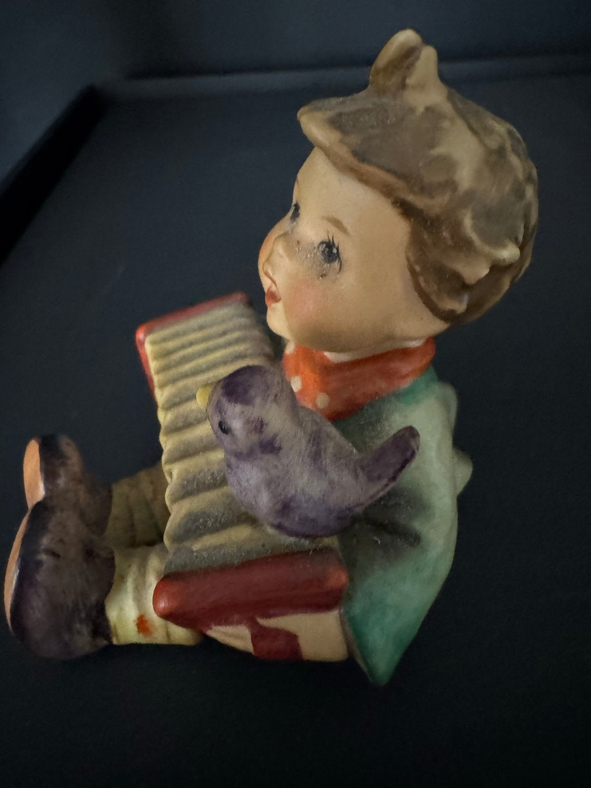 Hummel beeldje jongen met accordeon en vogel, Verzamelen, Verzenden, Gebruikt, Hummel