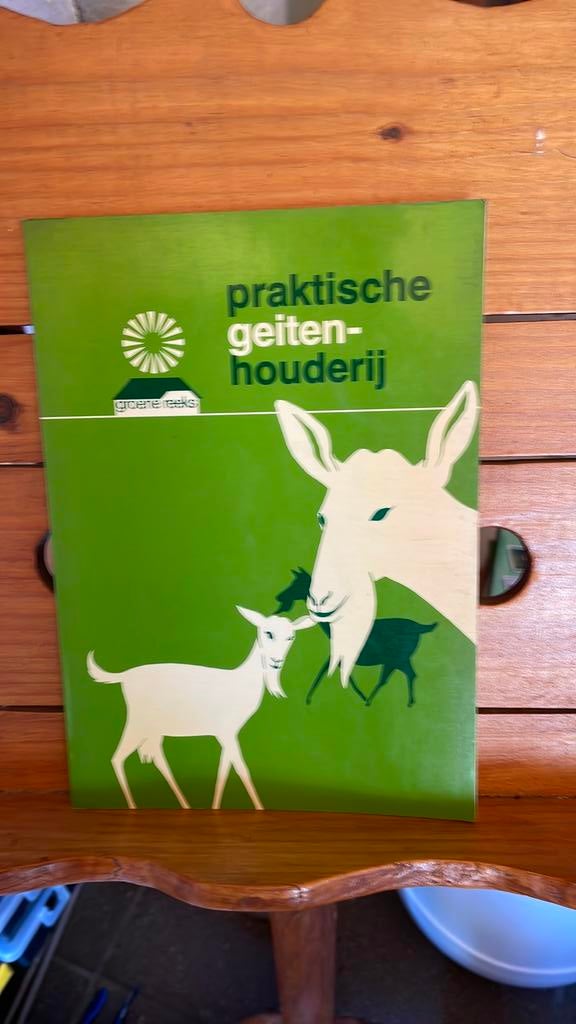 Veel boeken over de melk geit, Ophalen of Verzenden, Gelezen, Vee