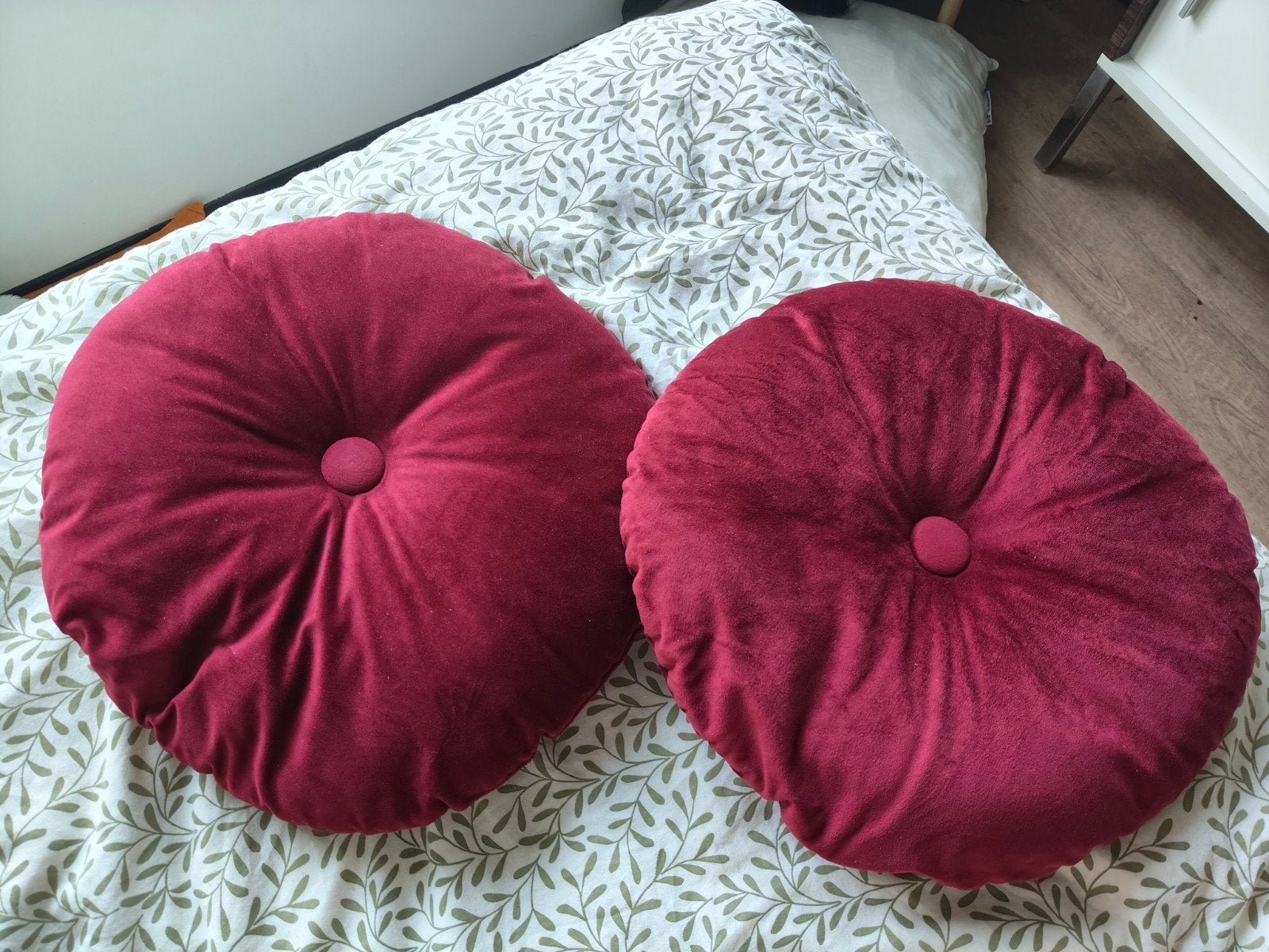 2 ikea kussens rond (kransborre), Huis en Inrichting, Woonaccessoires | Kussens, Ophalen of Verzenden, Zo goed als nieuw, Wit