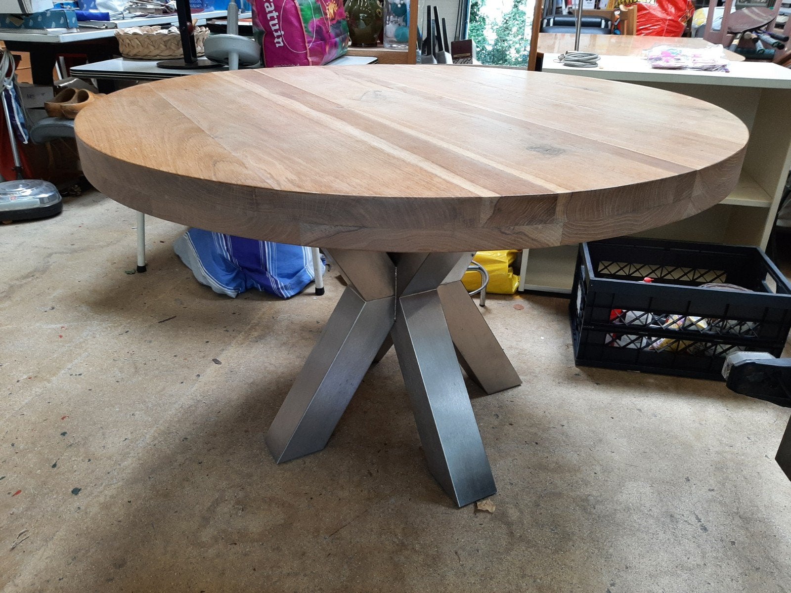 Ronde robuuste houten eettafel met industriële kruispoot, Rond, Zo goed als nieuw, Vijf personen of meer, Industrieel