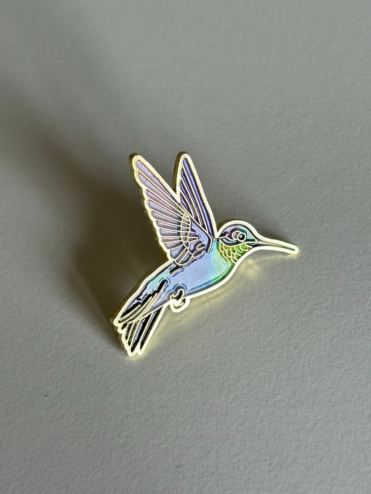 Kleurrijke Kolibrie Speldje - Nieuw, Ophalen of Verzenden, Nieuw, Dier of Natuur, Speldje of Pin