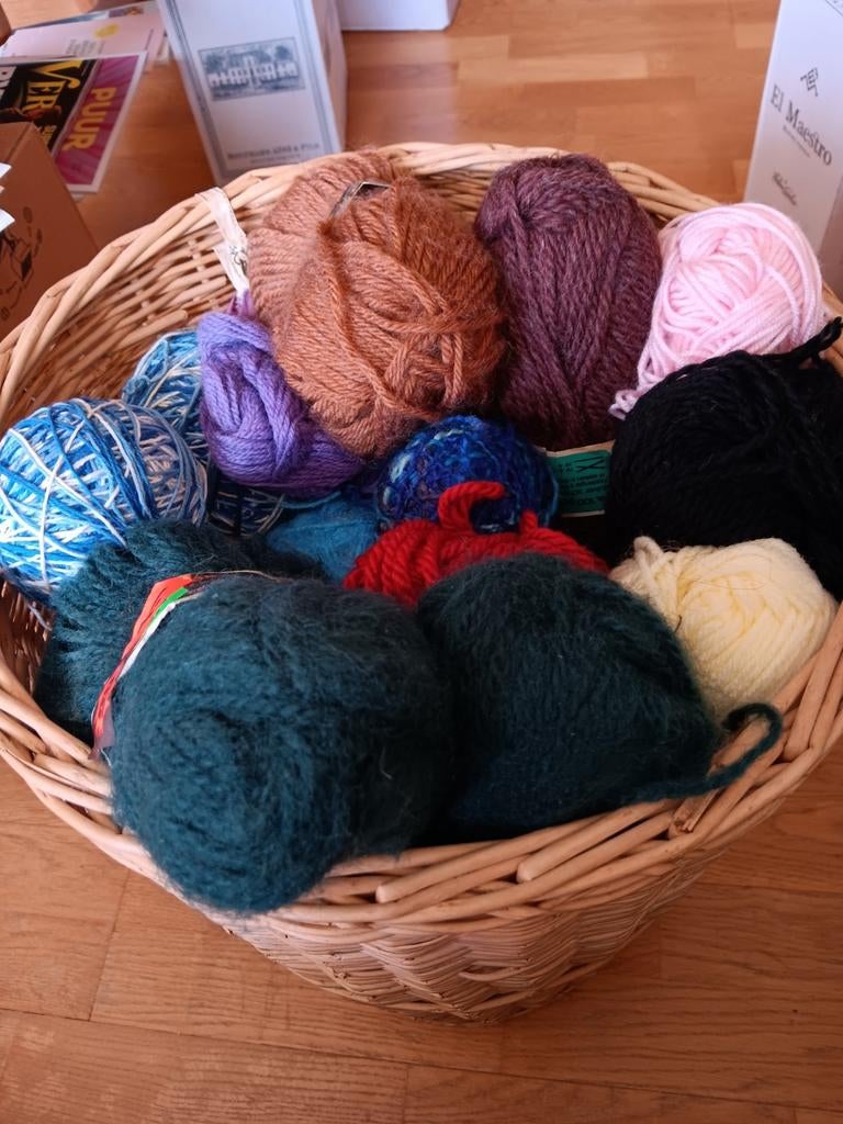 Grote rieten mand gevuld met wol en katoen., Ophalen of Verzenden, Nieuw, Breien of Haken, Wol of Garen