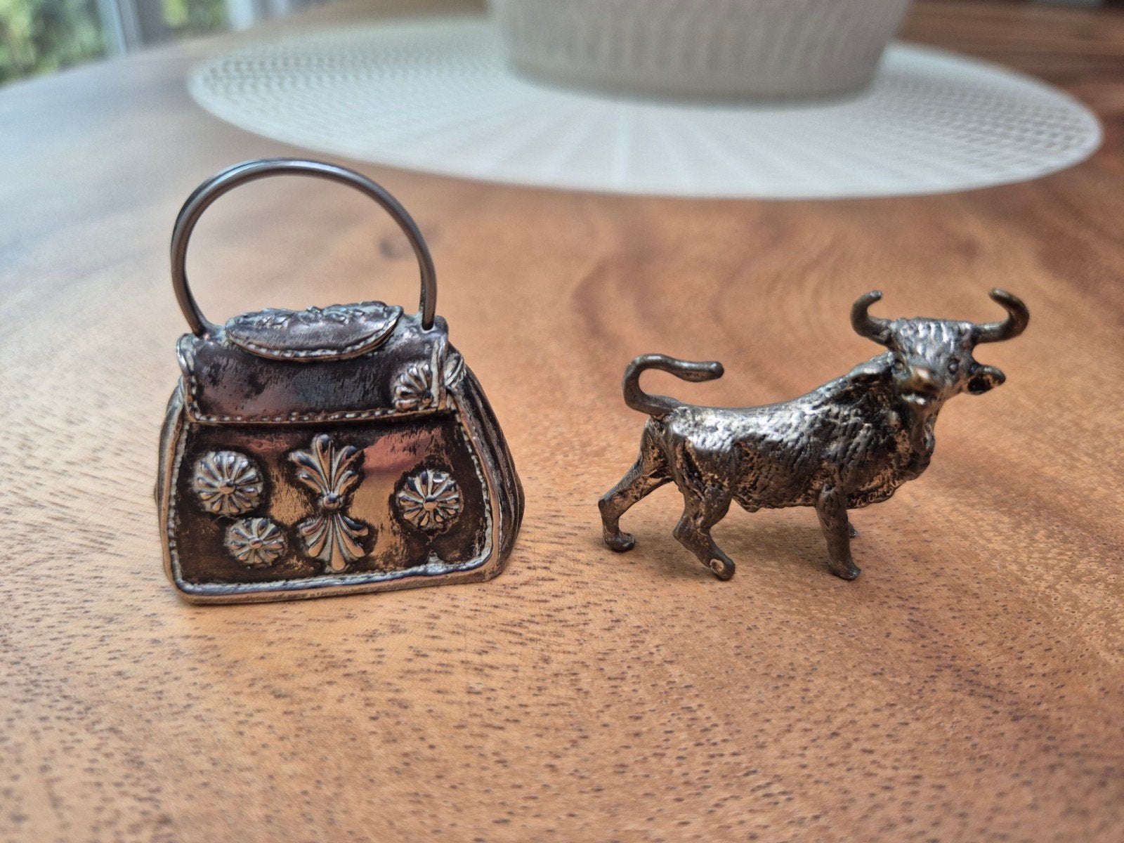 Antieke miniatuur tas en stier beeldjes, Ophalen