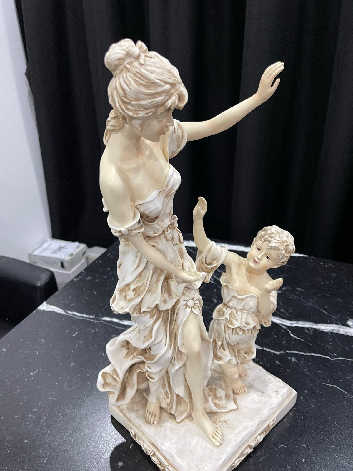 Beeld van vrouw en kind, klassieke stijl, Ophalen, Groep mensen, 20 - 50 cm, Op sokkel