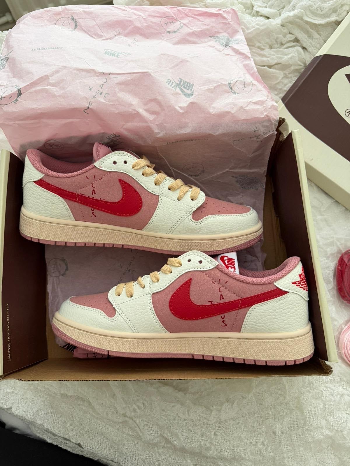 Nike Air Jordan 1 Retro Low OG SP Travis Scott Sail Tropical, Kleding | Dames, Ophalen of Verzenden, Nieuw, Roze, Sneakers of Gympen