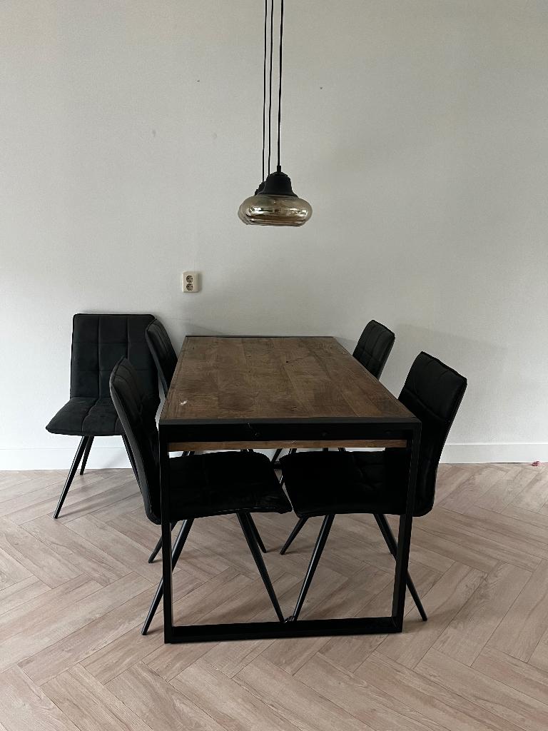 Eetkamertafel met stoelen van Goossens mangohout, Ophalen, Zo goed als nieuw, 4 tot 6 stoelen