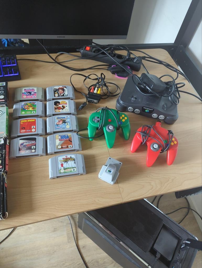 Nintendo 64 Console met 2 controllers en 18 spellen, Avontuur en Actie, Gebruikt, Vanaf 18 jaar, Eén computer