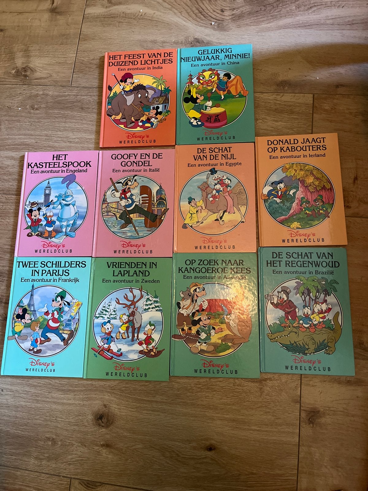 Disney's Wereldclub Boeken - 10 Avonturen Wereldwijd, Ophalen of Verzenden, Gelezen, Fictie algemeen