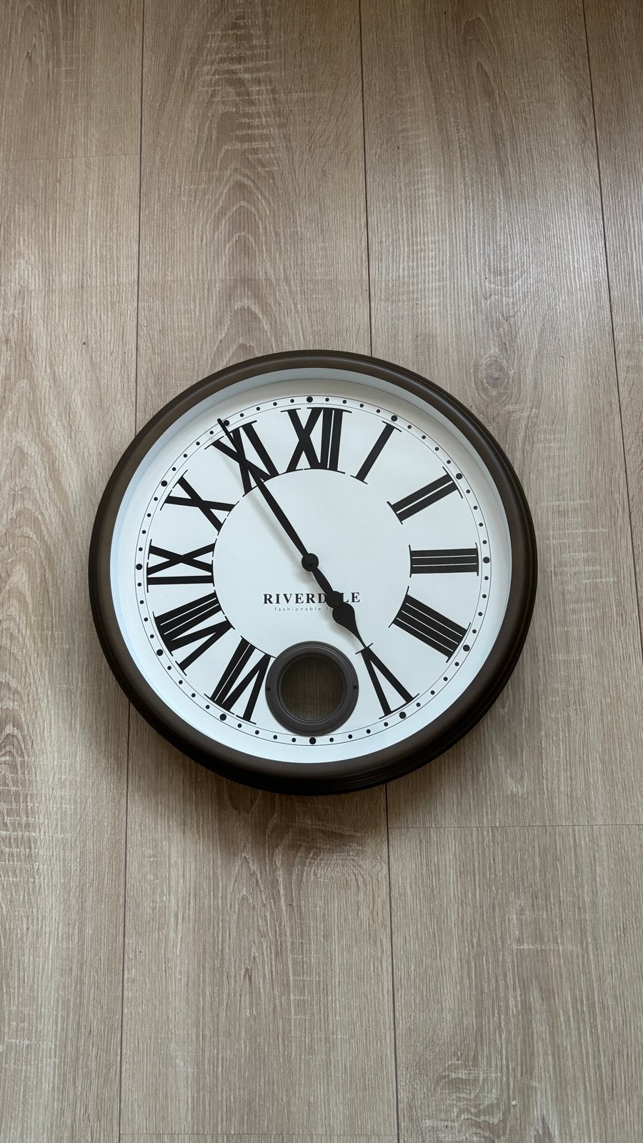 Mooie Riverdale wandklok, Ophalen, Met slinger, Analoog, Zo goed als nieuw
