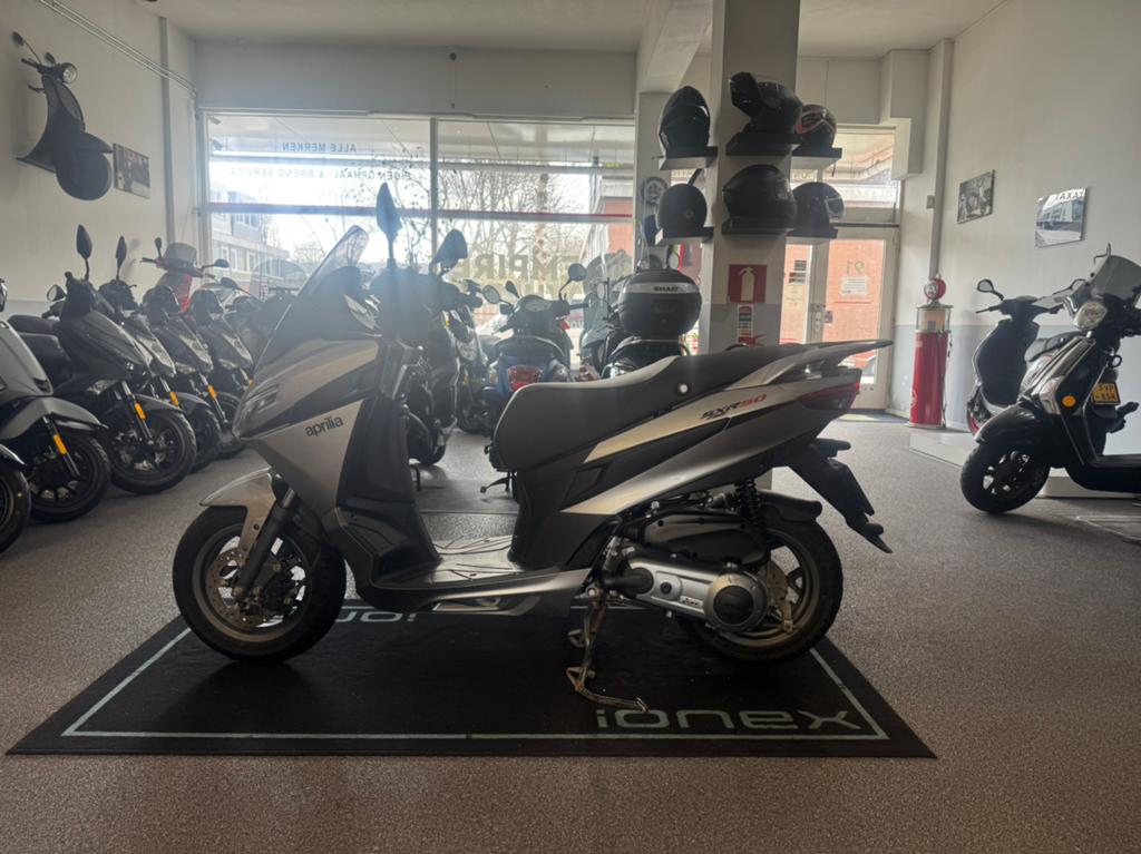 APRILLA SXR 45KM 4T BROM 4026KM!!, Fietsen en Brommers, Scooters | Aprilia, Overige modellen, Maximaal 45 km/u, Benzine, Aprilla